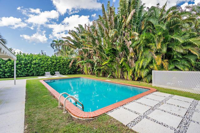 157 Worth Court N, West Palm Beach, FL 33405
