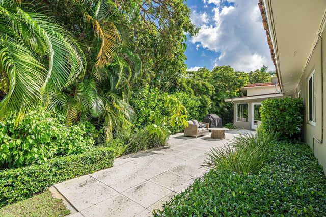 157 Worth Court N, West Palm Beach, FL 33405