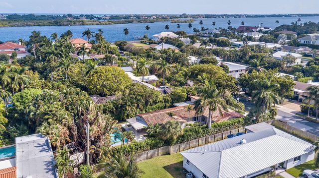 157 Worth Court N, West Palm Beach, FL 33405