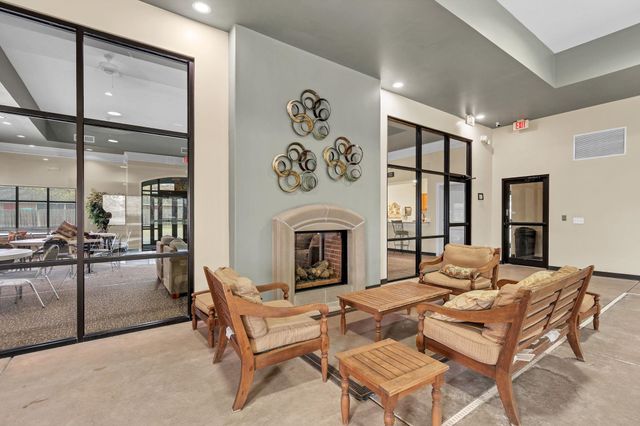 8201 E Harry St #1404, Wichita, KS 67207