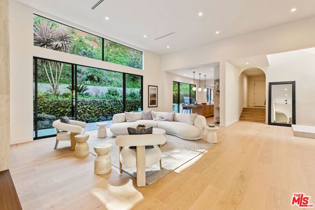 1401 N Bundy Drive, Los Angeles, CA 90049