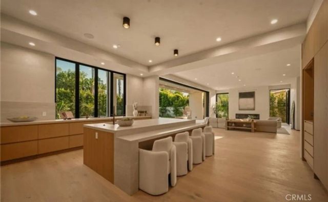 15450 Huston, Sherman Oaks, CA 91403