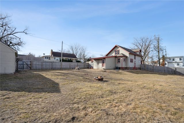 2021 Hamilton Street SW, Cedar Rapids, IA 52404