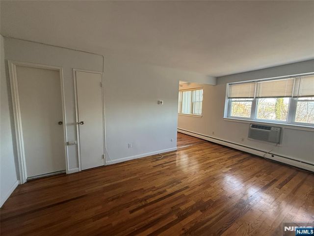 35 S Willow Street B5, Montclair, NJ 07042