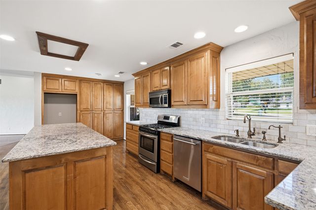 3202 S Country Club Road, Garland, TX 75043