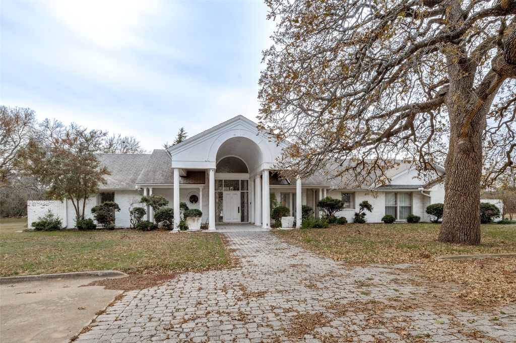 8400 Cardinal Lane, North Richland Hills, TX 76182