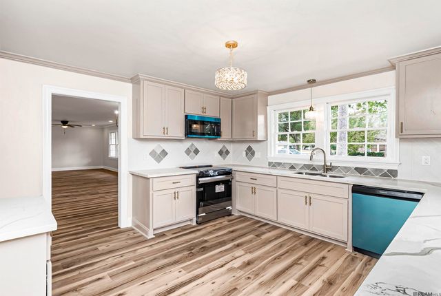 275 E Riveroaks Dr, Baton Rouge, LA 70815