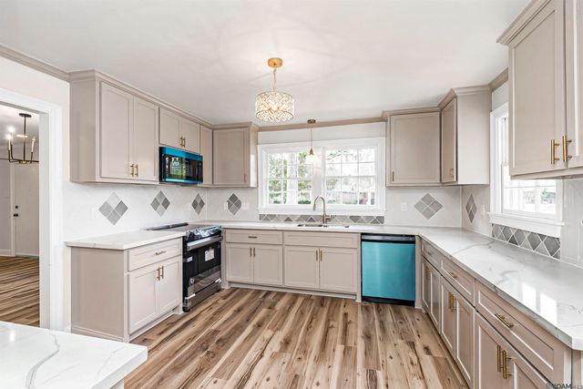 275 E Riveroaks Dr, Baton Rouge, LA 70815