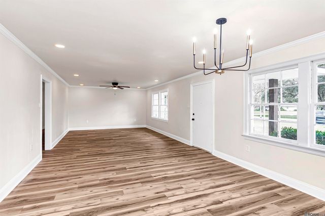 275 E Riveroaks Dr, Baton Rouge, LA 70815