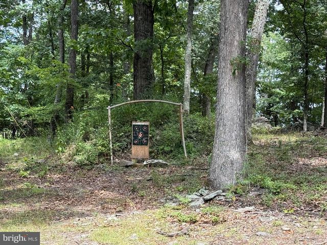 76 SCHAEFFER HILL DR, Paw Paw, WV 25434
