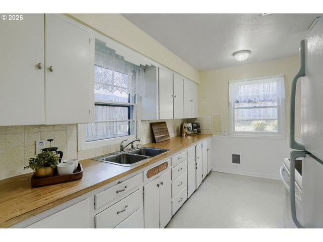 2226 N SUMNER St, Portland, OR 97217