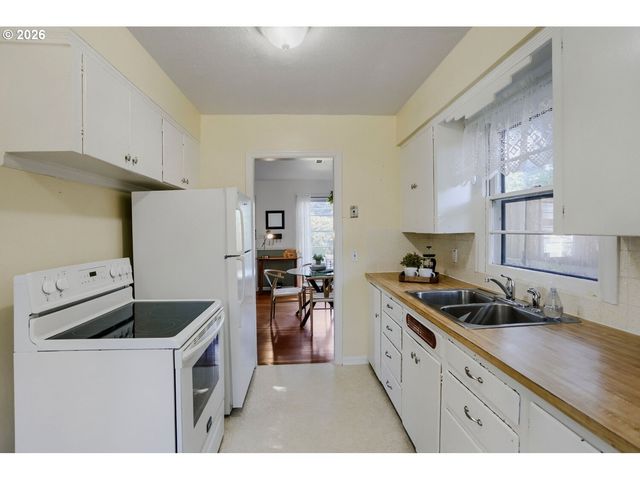 2226 N SUMNER St, Portland, OR 97217
