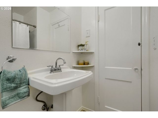2226 N SUMNER St, Portland, OR 97217