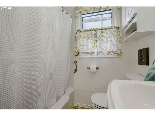 2226 N SUMNER St, Portland, OR 97217