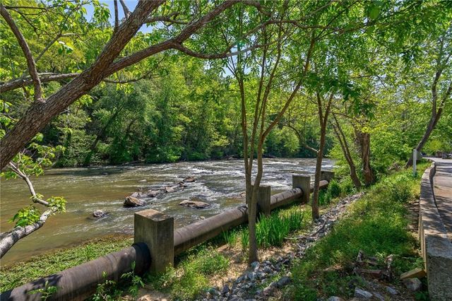 585 White Circle 402, Athens, GA 30605