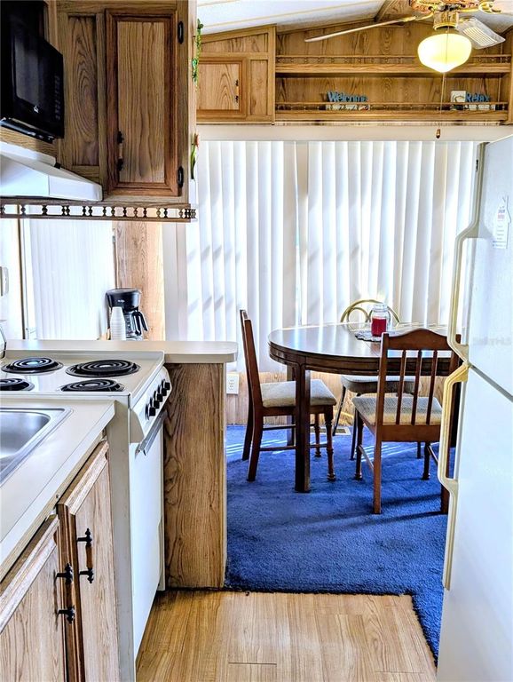 Image 10 of property listing at 3300 26TH AVENUE E 228, Bradenton, FL 34208