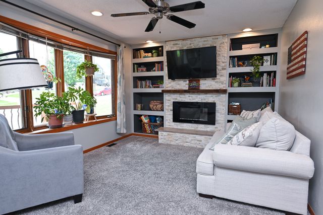 421 Becky Lynn Boulevard, Pleasant Hill, IA 50327