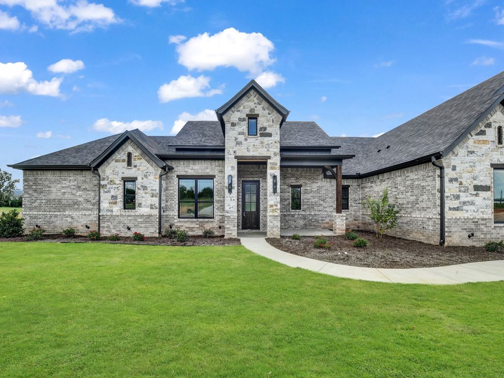 305 Wrangler Court, Weatherford, TX 76088