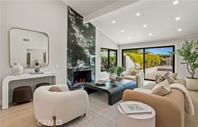 10 White Water Drive, Corona Del Mar (newport Beach), CA 92625