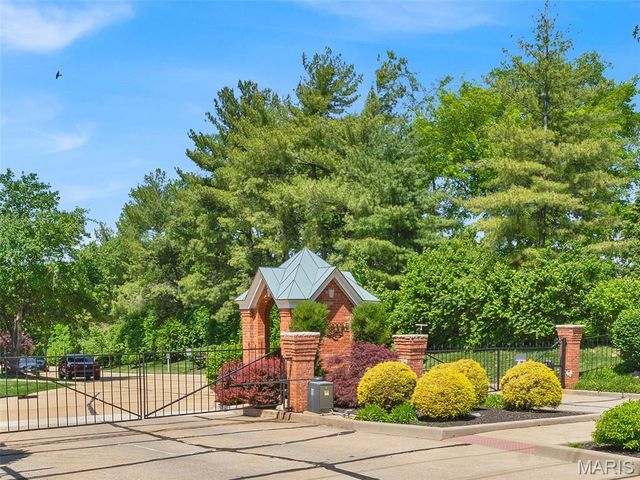 13004 Pembrooke Valley Court, St Louis, MO 63141