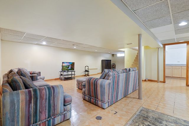 913 E 162nd Place, South Holland, IL 60473