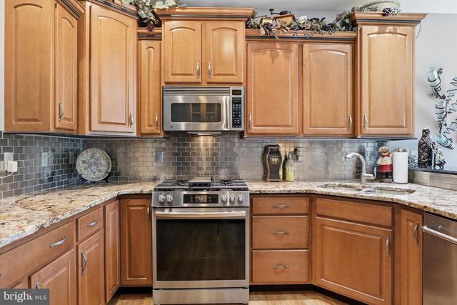 1823 STONE HILL DR, York, PA 17402