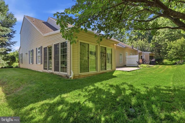 1823 STONE HILL DR, York, PA 17402