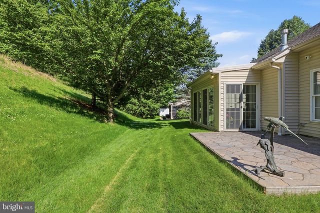 1823 STONE HILL DR, York, PA 17402