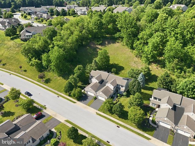 1823 STONE HILL DR, York, PA 17402