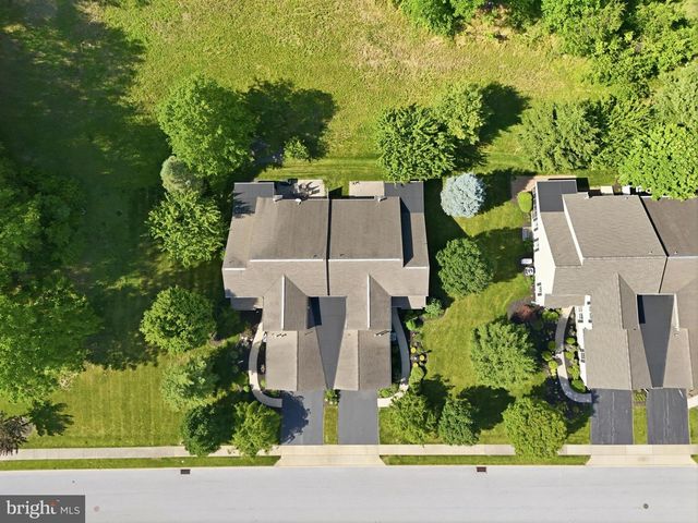 1823 STONE HILL DR, York, PA 17402