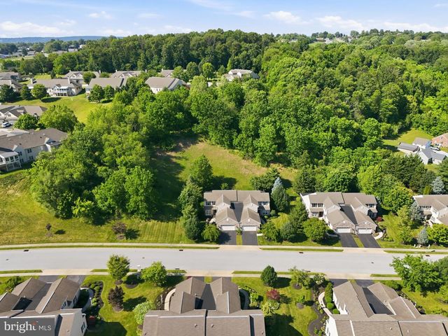 1823 STONE HILL DR, York, PA 17402