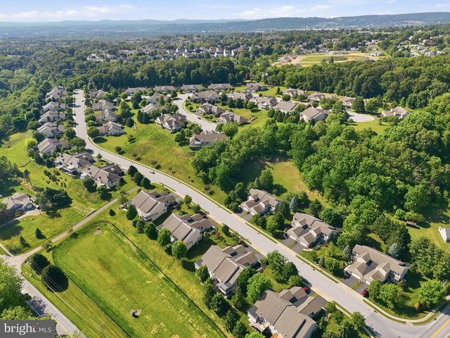 1823 STONE HILL DR, York, PA 17402