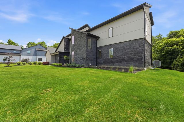 1015 Lale Point, Delaware, OH 43015