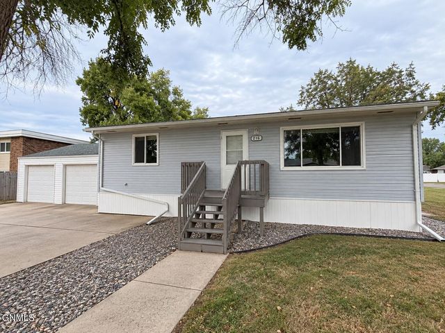 216 2nd Avenue SW, Mandan, ND 58554 property photo