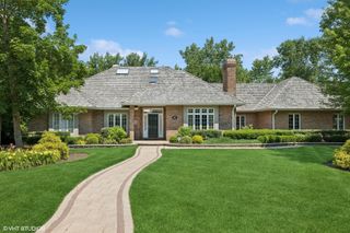 114 Camelot Lane, Libertyville, IL 60048