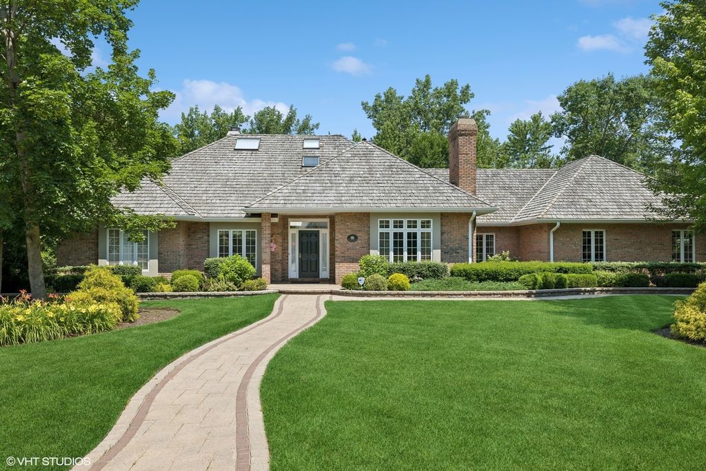 114 Camelot Lane, Libertyville, IL 60048