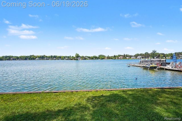 14174 Dartmouth Drive, Fenton Charter Township, MI 48430