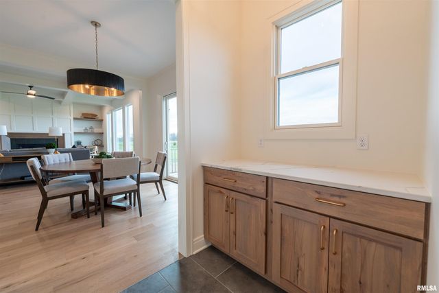 6830 WILDERNESS Pointe, Bettendorf, IA 52722