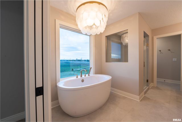 6830 WILDERNESS Pointe, Bettendorf, IA 52722