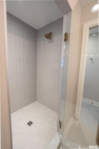 6830 WILDERNESS Pointe, Bettendorf, IA 52722