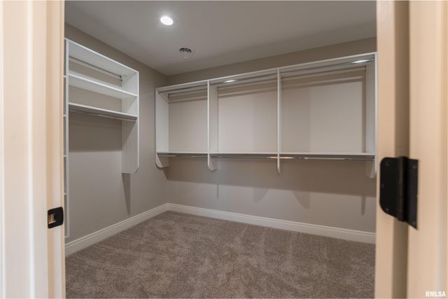 6830 WILDERNESS Pointe, Bettendorf, IA 52722