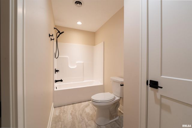 6830 WILDERNESS Pointe, Bettendorf, IA 52722