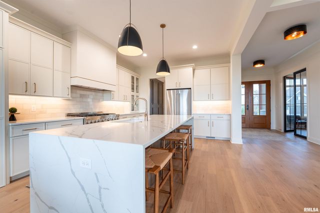 6830 WILDERNESS Pointe, Bettendorf, IA 52722