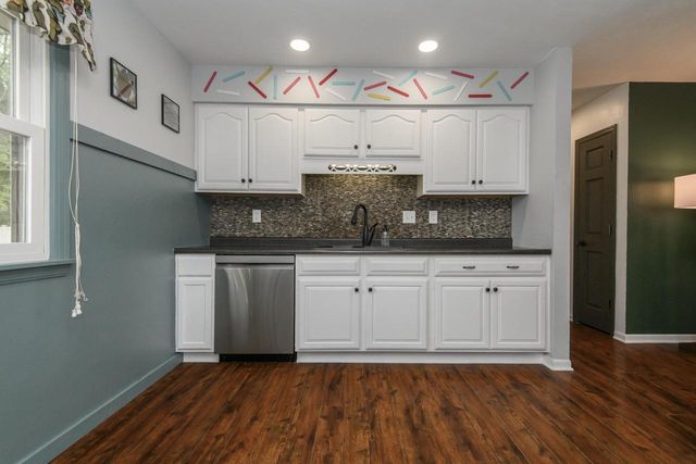 1261 Aldoro DRIVE, Waukesha, WI 53188