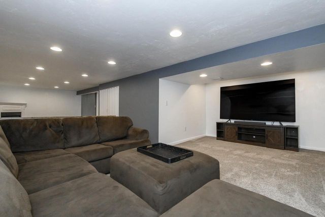 1261 Aldoro DRIVE, Waukesha, WI 53188
