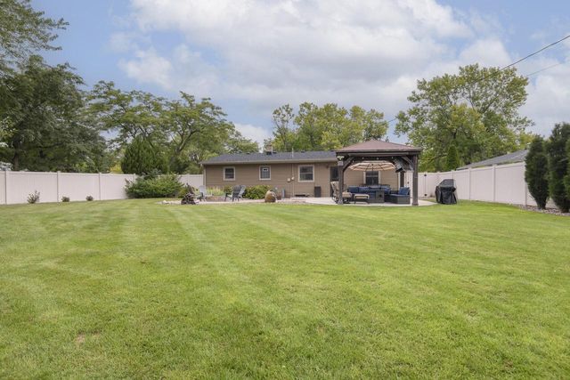 1261 Aldoro DRIVE, Waukesha, WI 53188