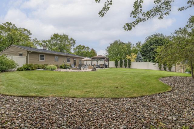 1261 Aldoro DRIVE, Waukesha, WI 53188