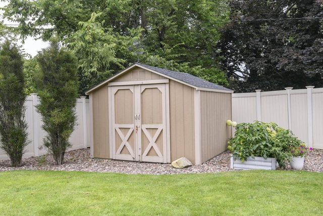 1261 Aldoro DRIVE, Waukesha, WI 53188