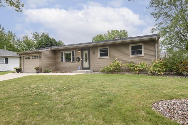 1261 Aldoro DRIVE, Waukesha, WI 53188