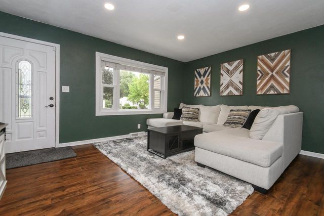 1261 Aldoro DRIVE, Waukesha, WI 53188